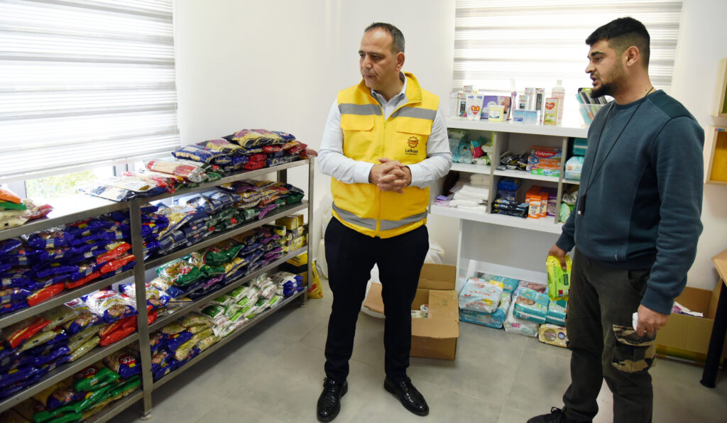 Kıyafet ve gıda yardımları Dayanışma Merkezi’nde toplanıyor