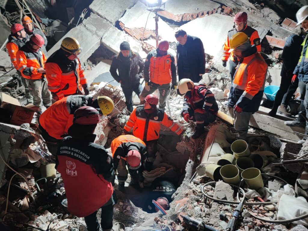İsias Oteli enkazında KKTC kafilesindeki çocuklardan birinin cansız bedenine ulaşıldı
