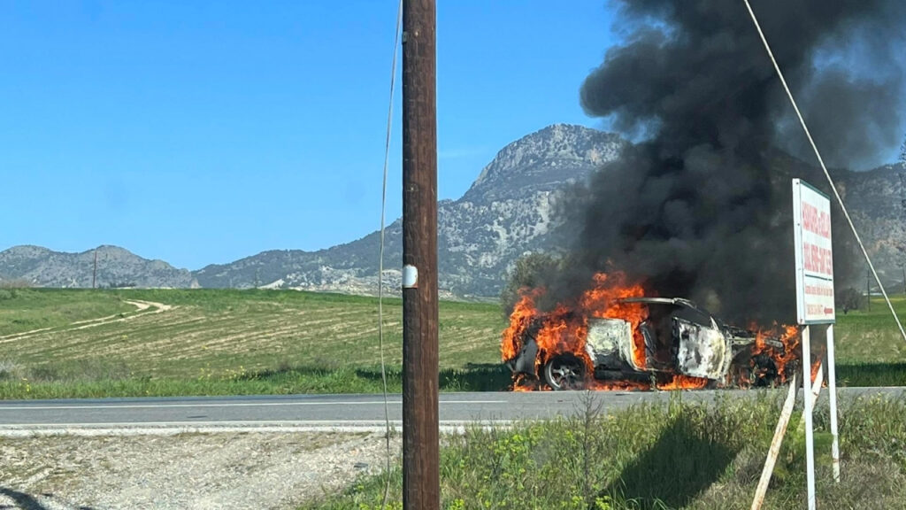 Çamlıbel – Yılmazköy yolunda araç yangını