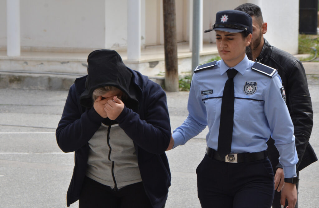 Havaalanında bulduğu çantadan para çalmıştı