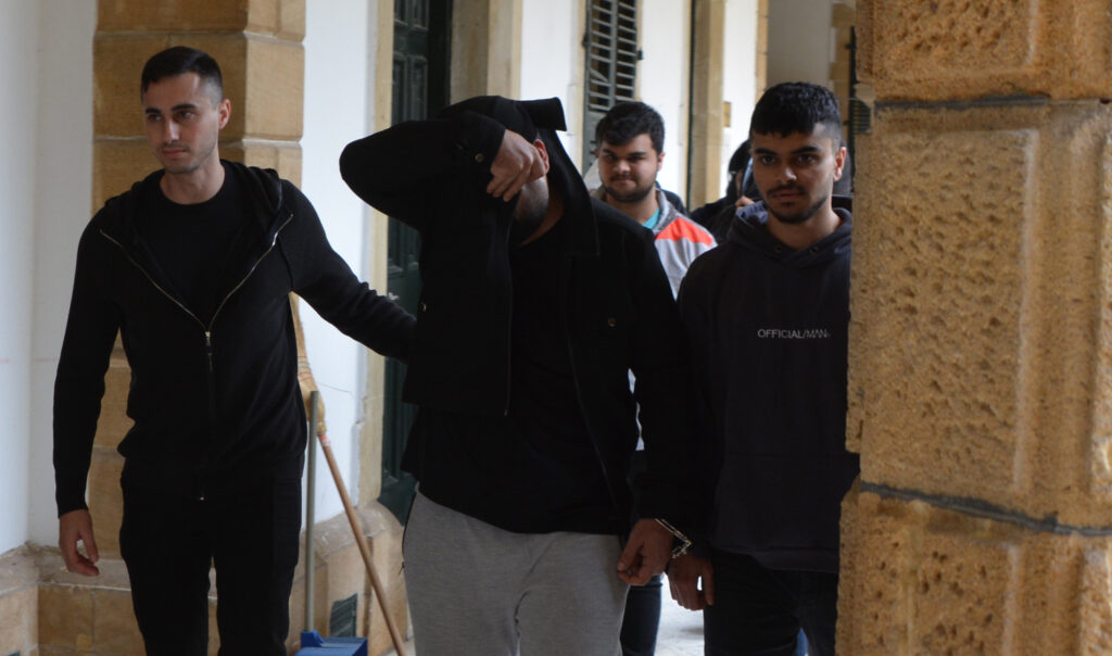 Bahçede havai fişek patlattılar
