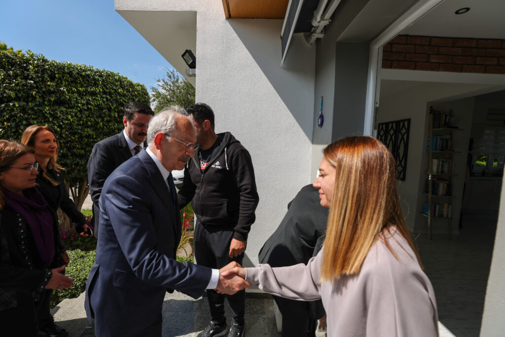 Kılıçdaroğlu, depremde çocuklarını kaybeden aileleri ziyaret etti
