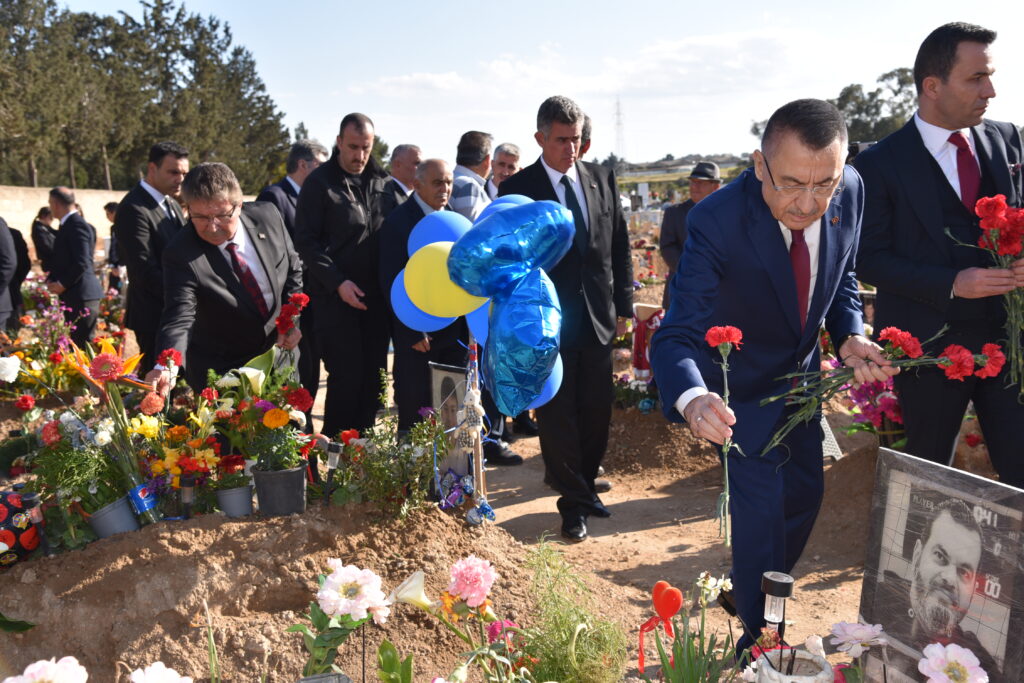 Türkiye Cumhurbaşkanı Yardımcısı Oktay, Şampiyon Melekler’in mezarlarını ziyaret etti