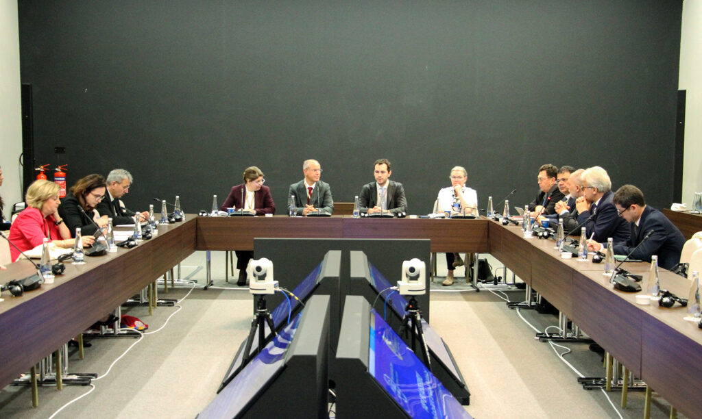 Meclis heyeti Bahreyn’de Güney Kıbrıs vekilleri ile toplantıda bir araya geldi