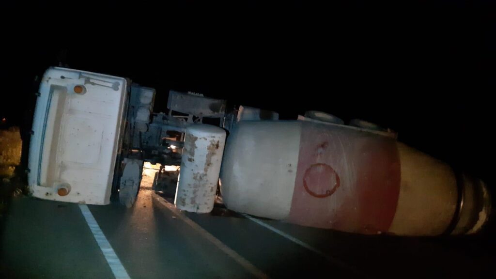 Kumyalı’da beton mikseri devrildi, sürücü yaralandı