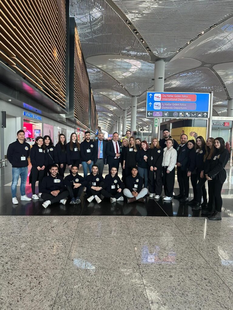DAÜ Sivil Havacılık Kabin Hizmetleri öğrencileri İstanbulda model maket ve havalimanı eğitimi aldı