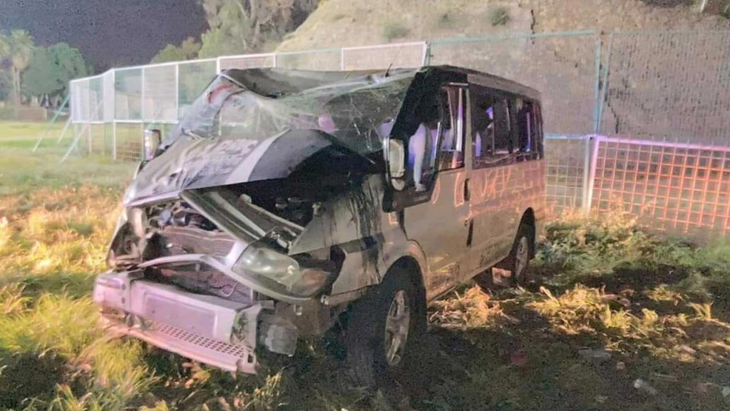 Lefkoşa’da kamyonet 5.5 metre derinliğindeki futbol sahasına düştü