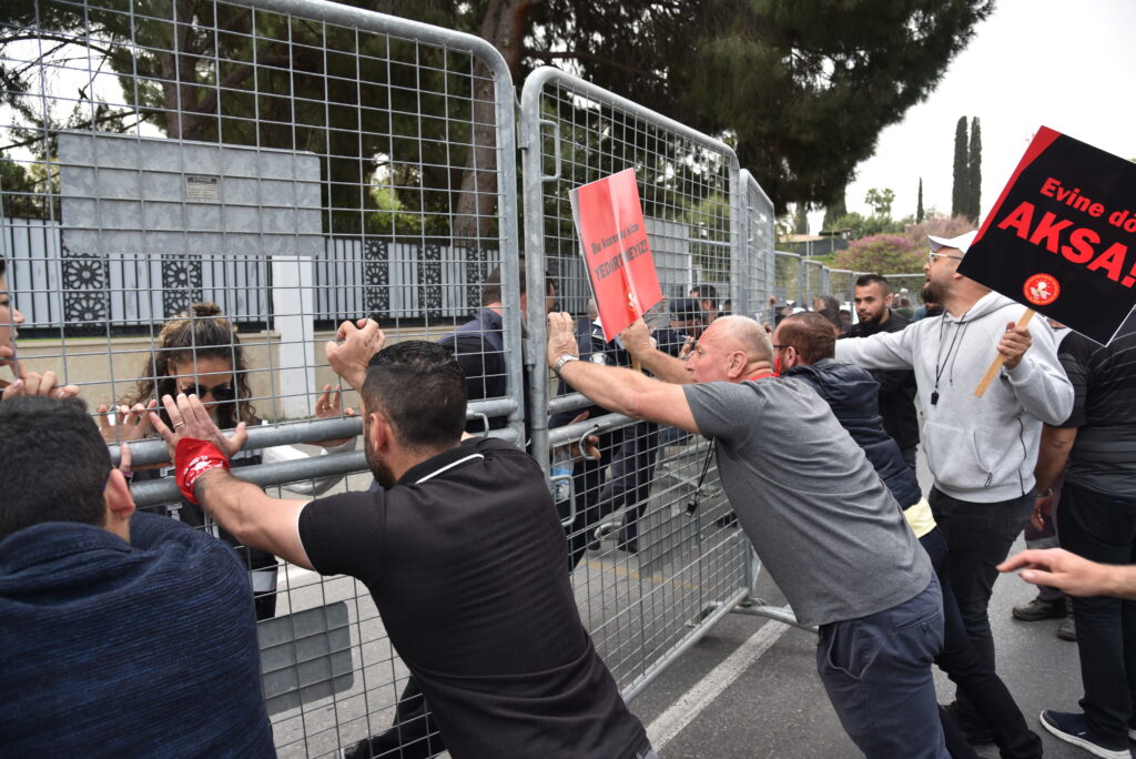 Yolun bir şeridini açmak isteyen polis ile eylemciler arasında barikat tartışması!