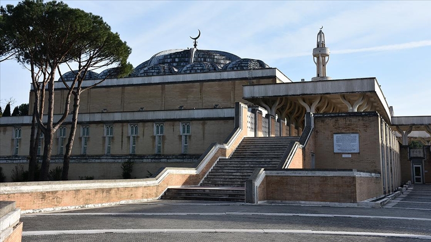 İtalya’da Müslümanlar Ramazan ve Kurban bayramlarında Roma Büyük Cami’ye akın ediyor