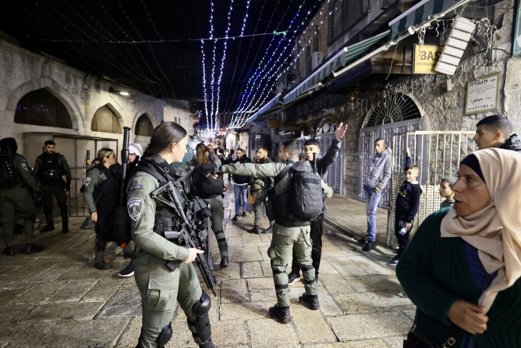 İsrail polisi, Mescid-i Aksa’ya baskın düzenleyerek teravih namazı kılanlara müdahalede bulundu