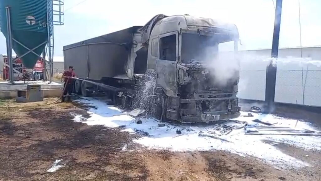 Haspolat’ta TIR yangını!