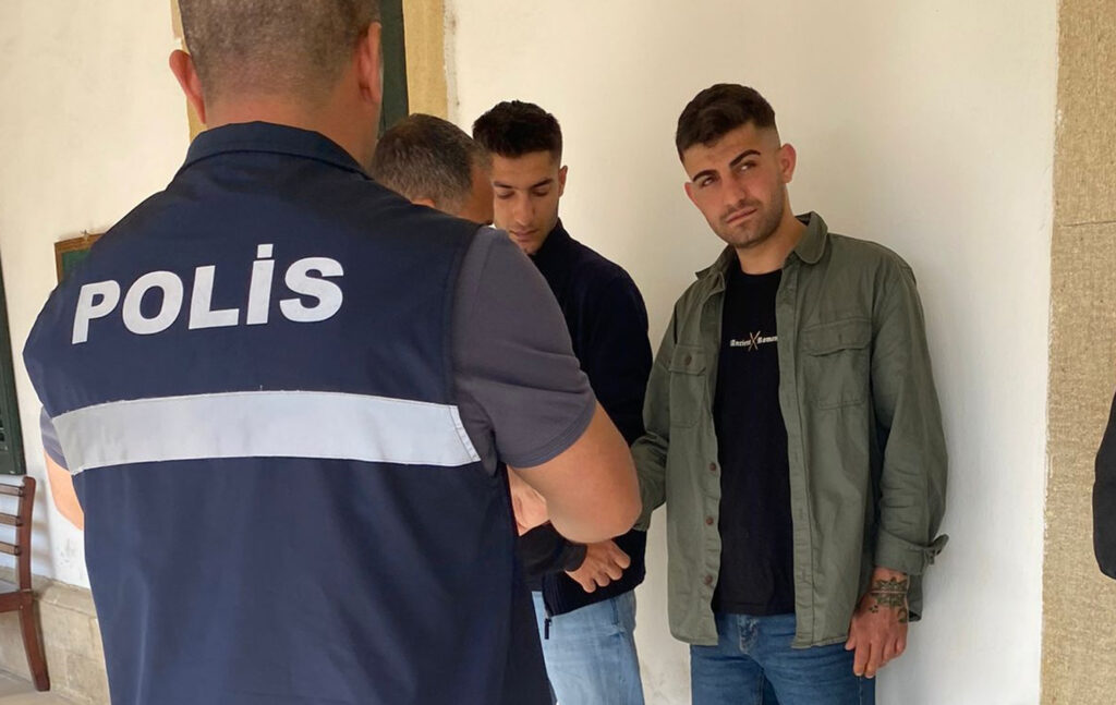 Bağış kutusunu soydular, sigara ve alkol çaldılar