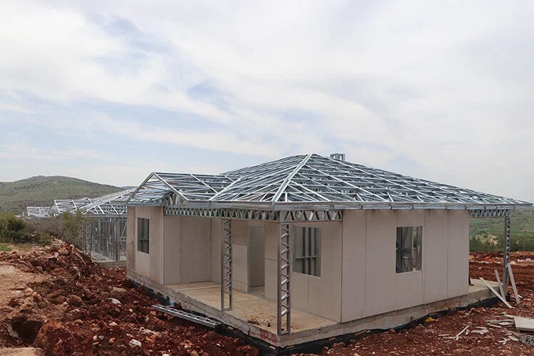 Gaziantep’te depremzedeler için çelik konstrüksiyonlu köy evleri inşa ediliyor