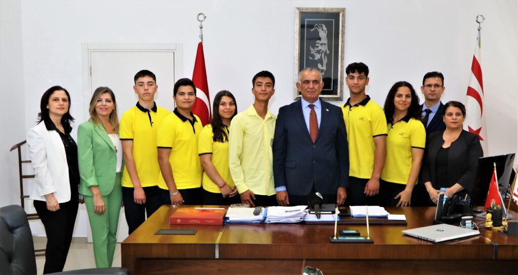Öğrencilerden Eğitim Bakanı Çavuşoğlu’na ziyaret