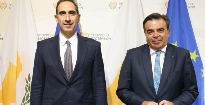 Rum İçişleri Bakanı kaçak mülteci akınına ilişkin Schinas’la görüştü