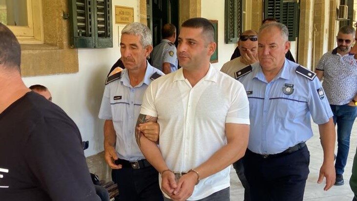 Arabasında silah ve demir cop bulunmuştu