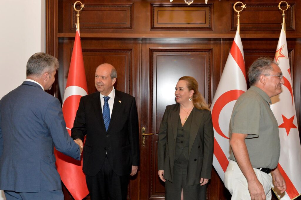 Cumhurbaşkanı Ersin Tatar ve eşi Sibel Tatar, Cumhurbaşkanlığı personeliyle bayramlaştı