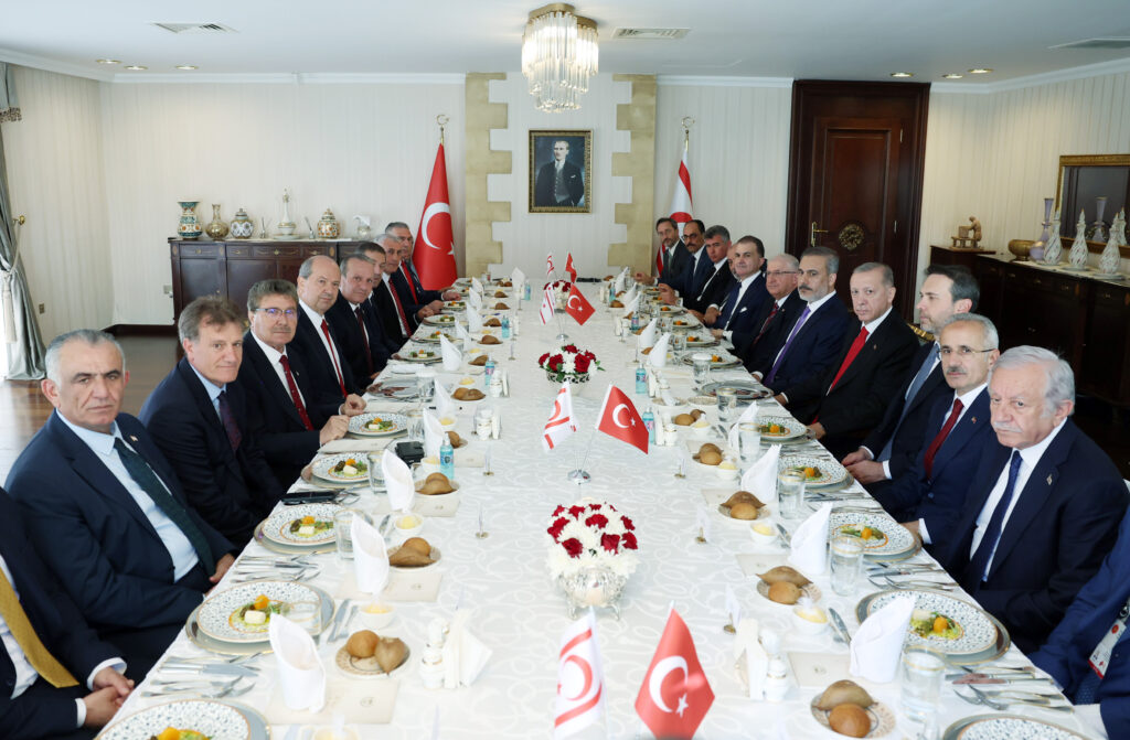 Erdoğan ile Tatar, heyetler arası görüşme yaptı
