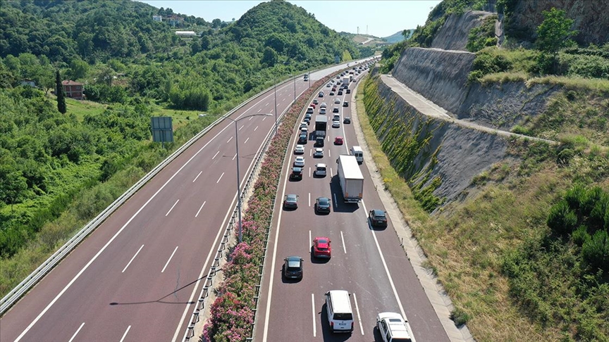 İzmir’e dört günde 280 bin 713 araç giriş yaptı