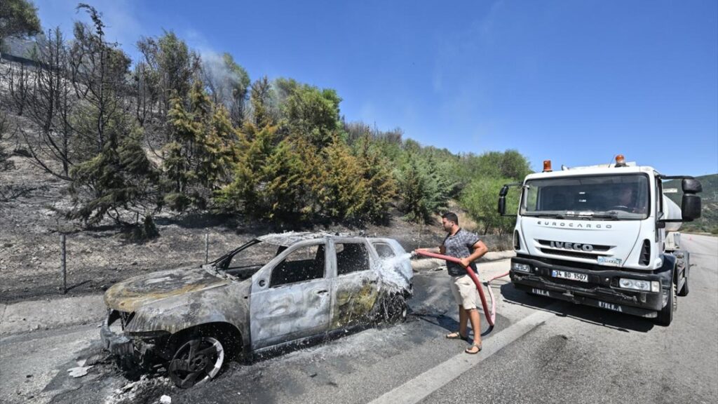 İzmir’de alev alan otomobil orman yangınına yol açtı