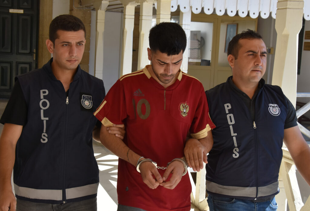 Kız arkadaşına baktı diye yüzünde biraz şişesi kırdı!