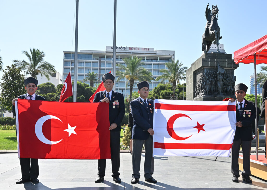 KKTC’nin Barış ve Özgürlük Bayramı, İzmir’de törenle kutlandı