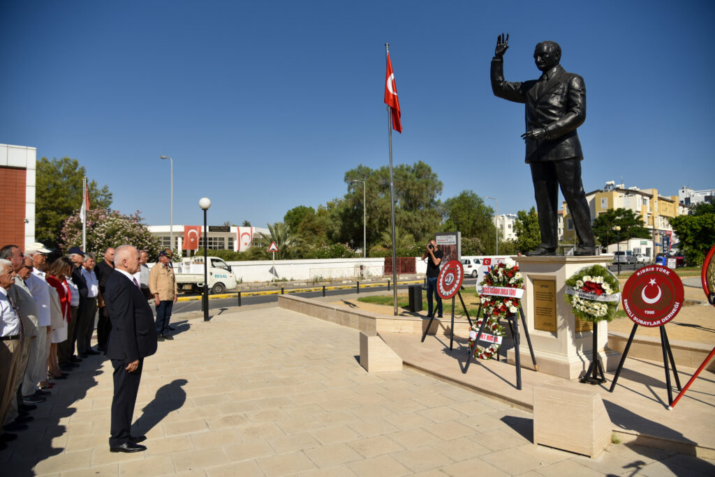 Mutlu Barış Harekâtının yıldönümü nedeniyle Lefkoşa’daki Ecevit Anıtı önünde tören düzenlendi