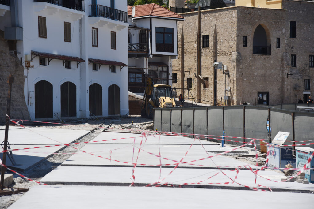 “Beton zemin sökülerek yerine, sıkıştırılmış kum ile birlikte beton parke ve çakıl taşı döşenecek”