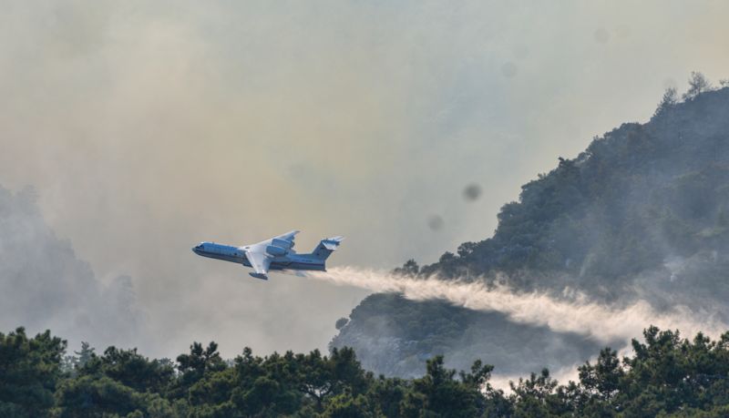 Antalya Kemer’deki orman yangınına müdahale devam ediyor
