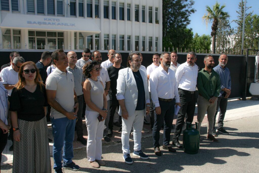 Kamuda yetkili sendikalardan Başbakan’a çağrı: “Göç Yasası çalışanlarına ek artış verilmesi sözünü yerine getir”