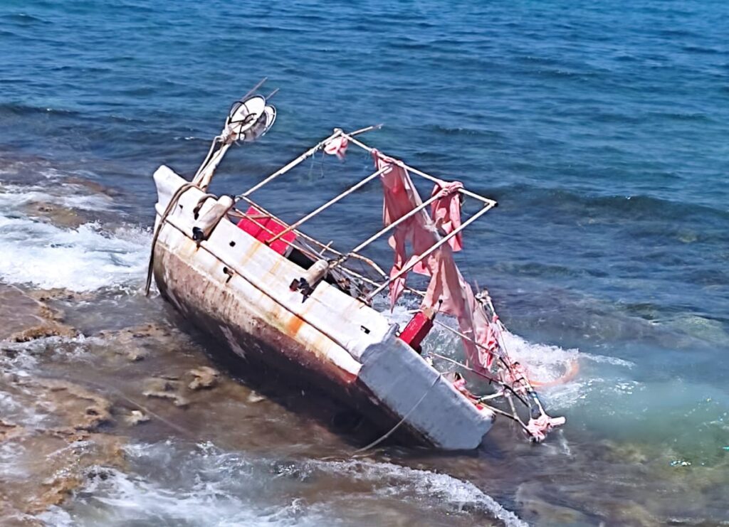 Yeni Erenköy’de, ahşap tekne çapanın ipinin kopması sonucu sürüklenerek kayalıklara savruldu