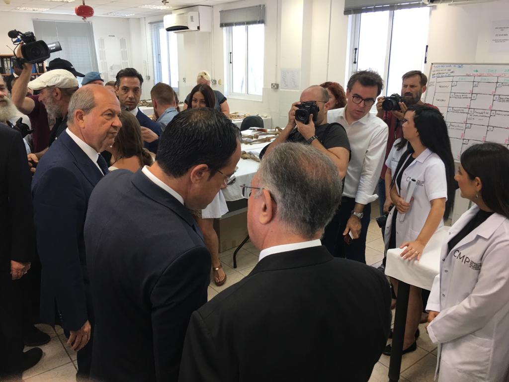 Cumhurbaşkanı Tatar ve Rum lider Hristodulidis, KŞK Antropoloji Laboratuvarı’nı ziyaret ediyor
