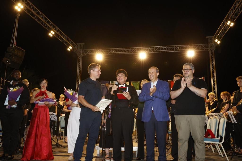 “Sanatçılarımızın, uluslararası sanatçılarla ülkemizde sahneye çıkması mutluluk verici”