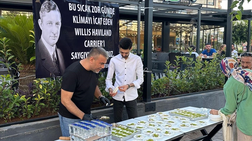 Sıcak havanın etkili olduğu Adana’da klimanın mucidi ABD’li mühendis için tatlı dağıtıldı