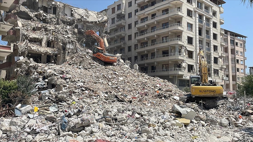 Hatay’da ağır hasarlı binaların yıkımı sürüyor