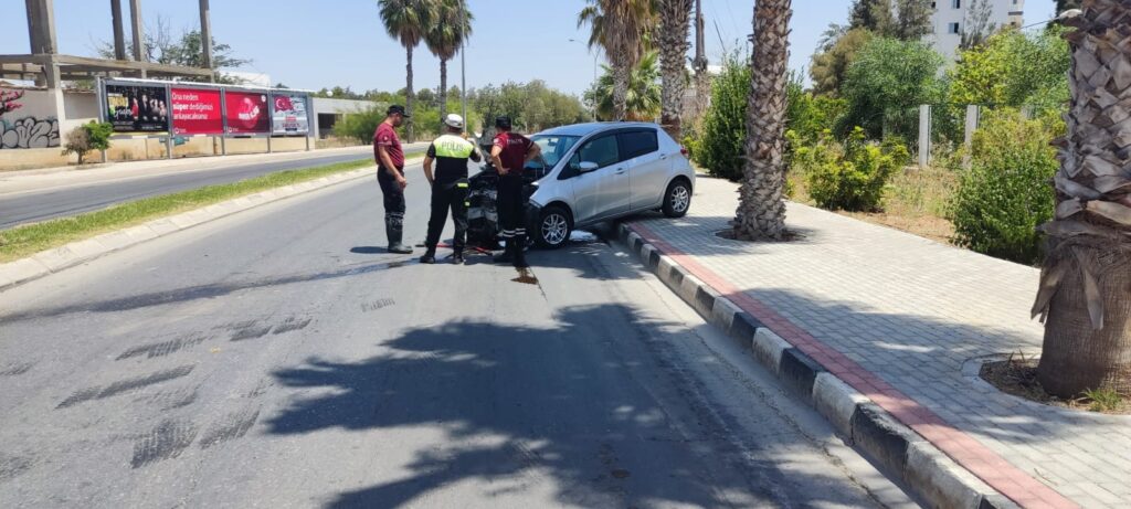 Karşı şeride geçip kaldırımda durabilen aracın sürücüsü yaralandı