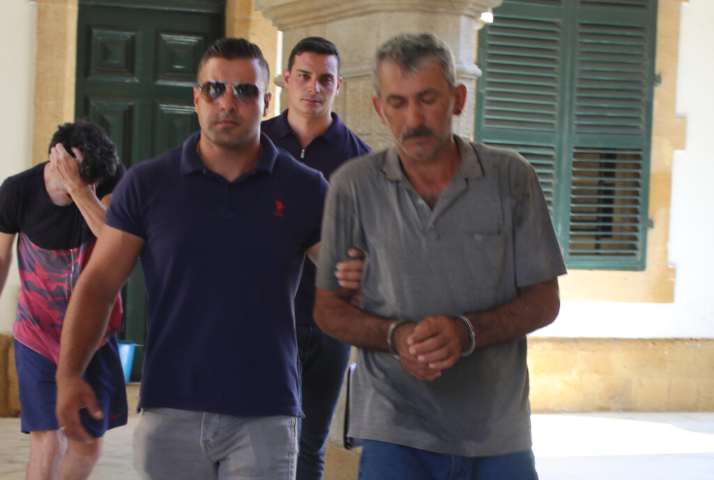 Hem karısını hem de ayırmaya gelen polisi darp etti!