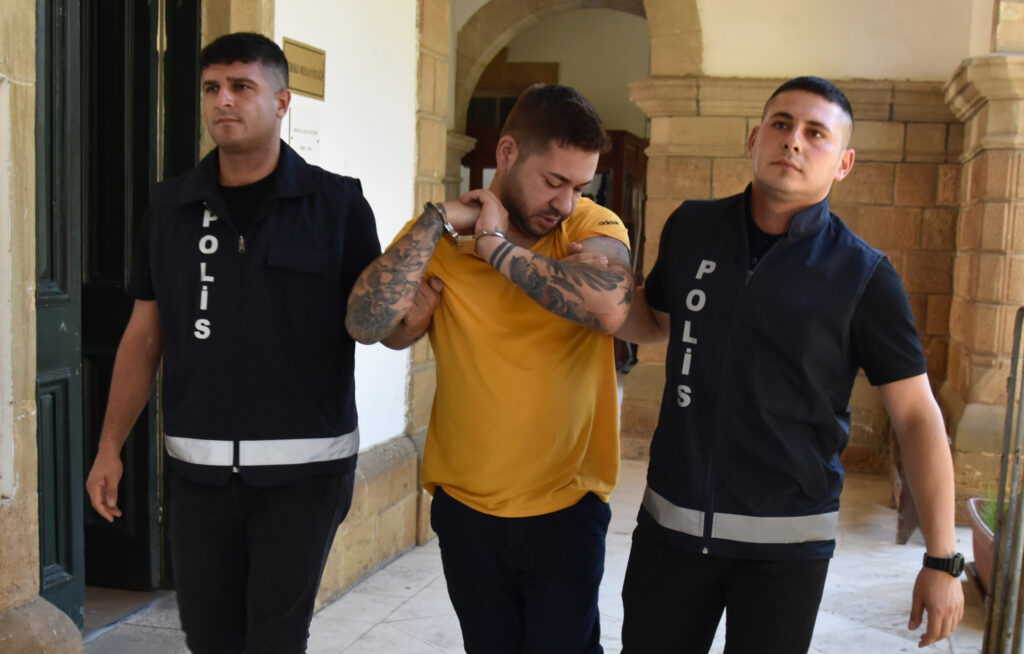 “Eğer Playstation almazsan evin tüm camlarını kırarım”