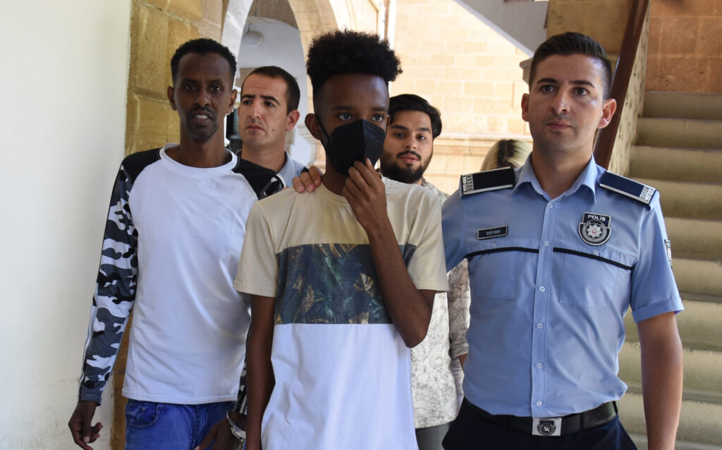 Sahte pasaport zanlıları cezaevine gönderildi