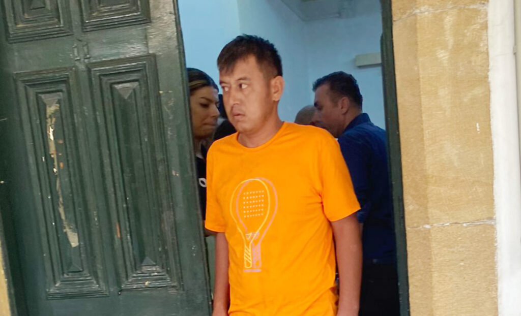 Eşinin burnuna kafa attı!