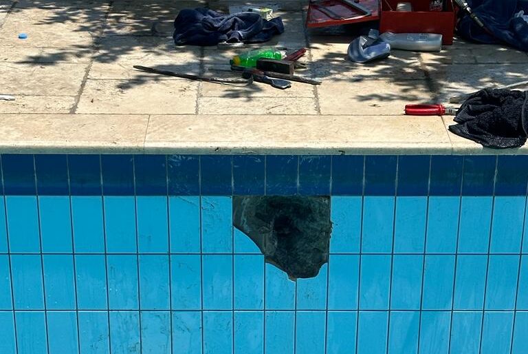 4 yaşındaki çocuğun eli havuzun tahliye borusuna sıkıştı!