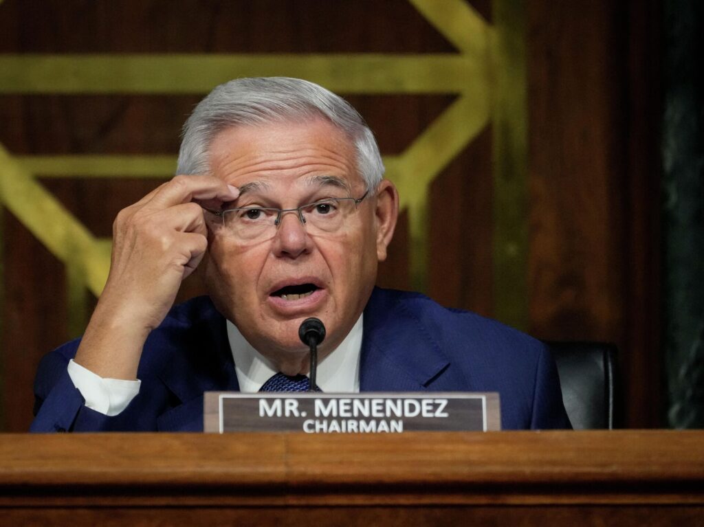 Menendez, Erdoğan’ı “KKTC’yi ilhak etmeye çalışmakla” suçladı!