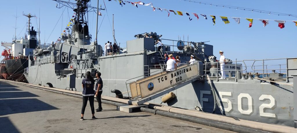 KKTC’ye demirleyen savaş gemileri halkın ziyaretine açıldı