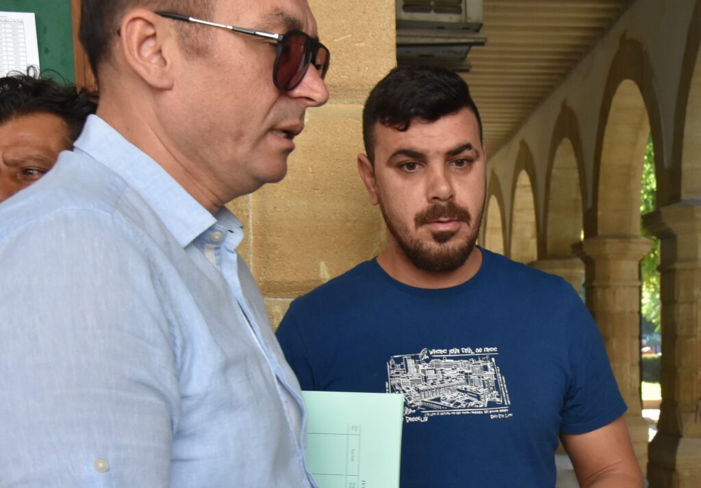 Nikahsız yaşadığı eşinin gözüne kafa attı!