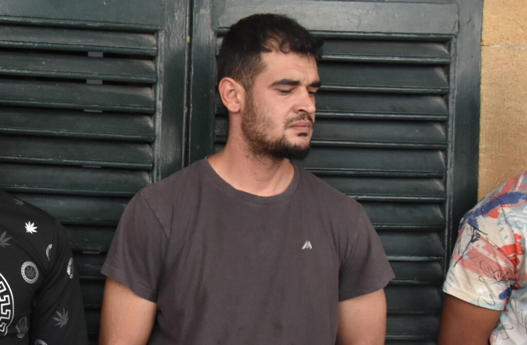 Eşiyle arkadaşlık yaşadığı gerekçesiyle dişini kırdı!