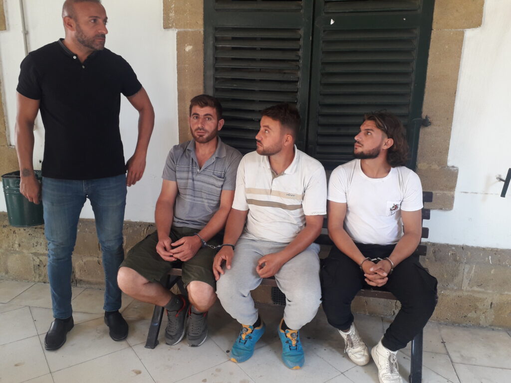 Ülkelerine gitmek isterken cezaevine gönderildiler