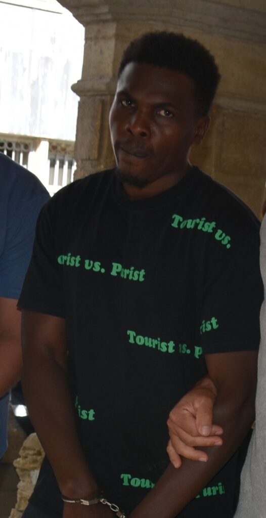 Polisi görünce uyuşturucuyu pencereden attı!