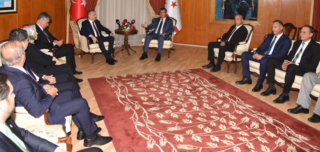 Başbakan Üstel, TBMM Dışişleri Komisyonu heyetini kabul etti