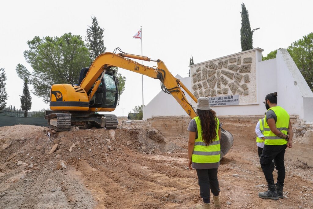 Katliam kurbanı Kıbrıslı Türklerin ayrı kabirlere nakledilmesi için Atlılar toplu mezarı açılıyor