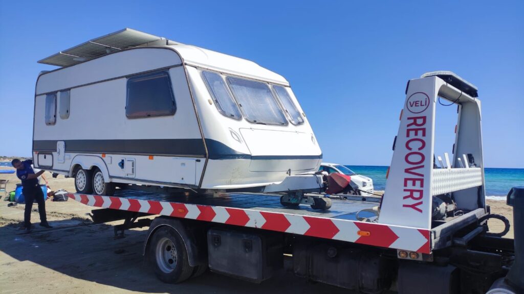 Gazimağusa Belediyesi Silver Beach Plajı’ndaki karavanlara müdahale etti